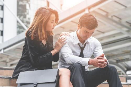 男朋友受伤了咋安慰暖心的话 男生腿受伤了高情商回答