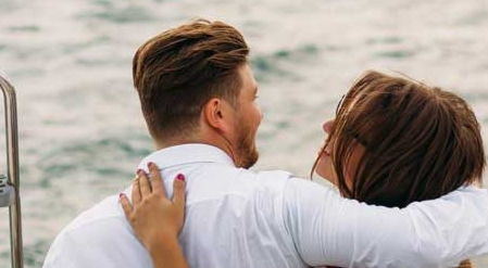 男生俯下身子听你讲话 男生俯身听女孩说话