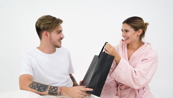 男生不排斥一个女生碰他 男生对待没感觉的女生