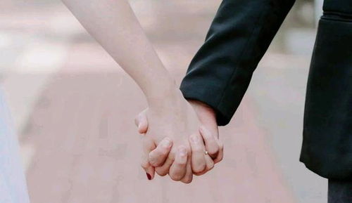 男生主动十指紧扣女生的含义 喜欢十指相扣的男人性格