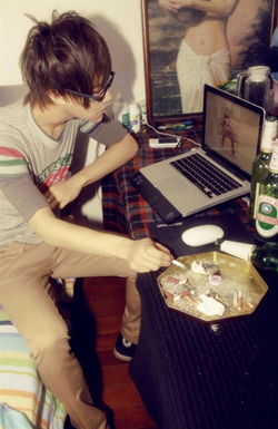 男生主动凑过来看女生手机 我在发信息男生凑过来看