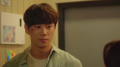 男生主动索吻的心理 男生接吻后突然抱紧是