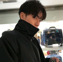 男生下意识摸自己头发 男人看见你就拨弄自己头发