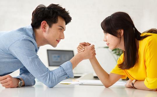 男生动心的52种肢体语言 男生动心了却装作不喜欢你的表现