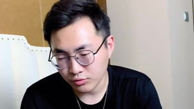 男生偷看你被发现立马把头转过去 女生最大的错觉是男生在看你