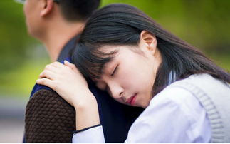 男生在远处静静看着你 男生为什么会远远的注视着你