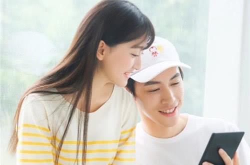 男生咬女生耳朵的含义 你知道男生有多馋女生的身子吗