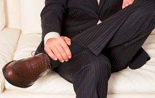 男生如果坐着突然翘起二郎腿 为什么男生坐着突然翘起二郎腿