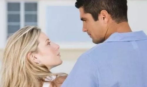 男生和无感的女生对视反应 男生对待没感觉的女生