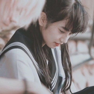 男生很明显的一直回头看我 男生一边走一边回头注视女生