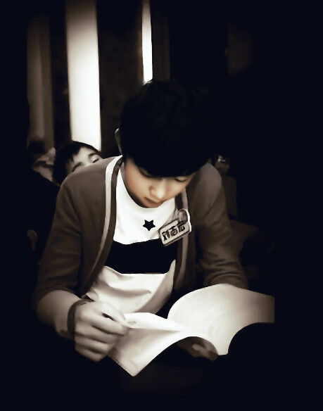 男生很认真的盯着你看 男生毫不掩饰的盯着你看