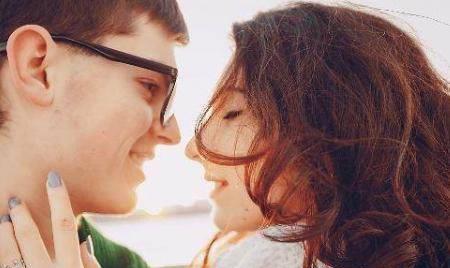 男生喜欢一个女生的表现 男生对你有好感的5暗示