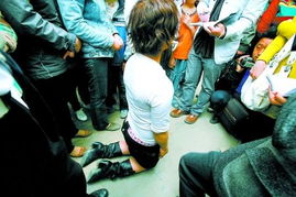 男生如狗一般跪地求原谅 女生牵着男生当狗