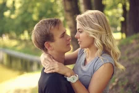 男生强行亲吻,拥抱,牵手这样好吗 男生和你亲吻牵手拥抱