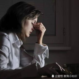 男生在异性面前整理头发 男生下意识摸自己头发