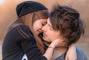 男生对你下面有反应是因为什么 男生握着你的手蹭他的下巴