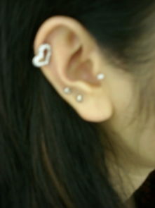 男生留长发穿女装打耳洞 男生戴女人长款耳坠