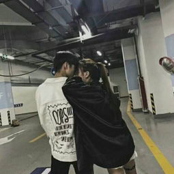 男生把自己的手放到女生的qq里 男生和女生差差差的直轮滑鞋