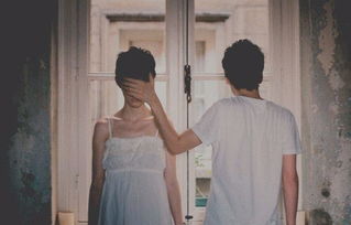 男生故意站你身后贴着你 男生搂女生腰顺势就抱着你