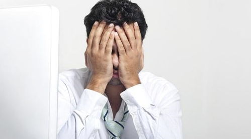 男生摸自己后脑勺心理 成熟男人摸头的心理暗示