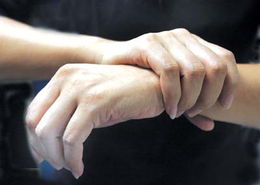 男生握女生手腕说明什么 男生握住女生手腕心理