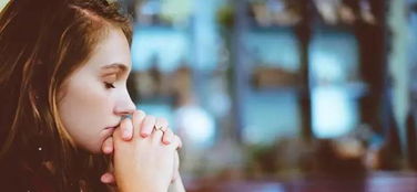 男生把耳朵凑过来听女生说话 高个子男生会弯腰听你说话