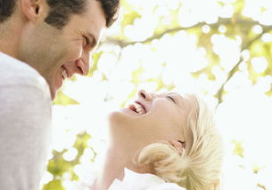 男生掩饰紧张的小动作 男人捋头发动作心理暗示