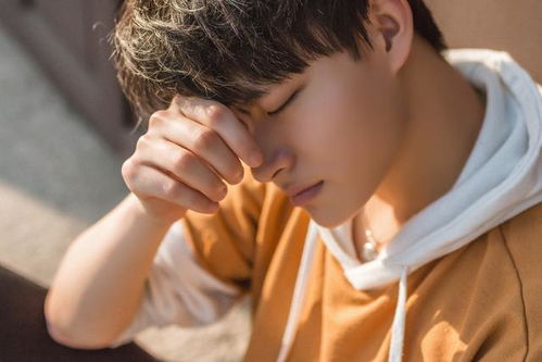 男生挡住其他男生接近你 当男生知道有其他男生喜欢你