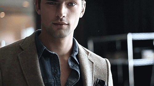 男生接近女生时闻到香水味 为什么男人喜欢闻香水味