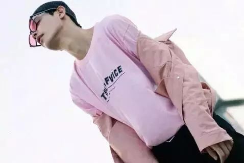 男生看待女生穿粉色 男人喜欢穿粉色衣服的女孩