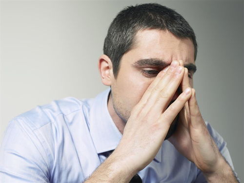 男生摸自己头发是什么心理表现 男人给你看他的身体那是什么意思