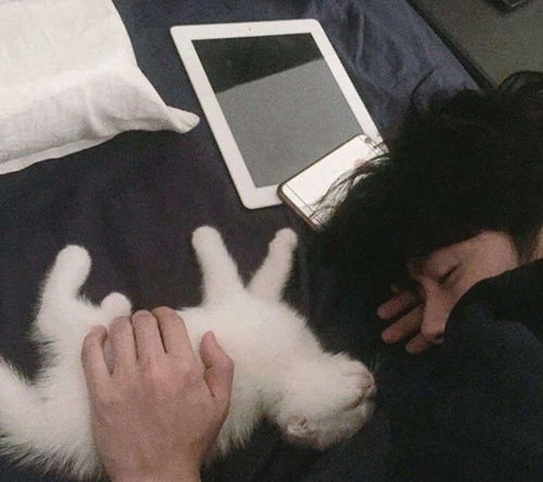 男生挠后脑勺的心理活动 男生单手挠头什么意思