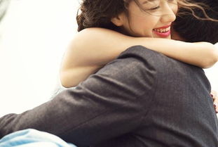 男生拍你背部暗示什么 男生摸你后背暗示什么