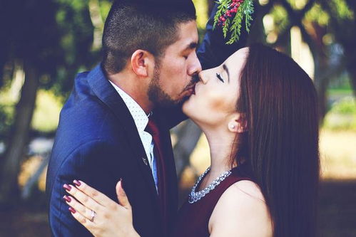 男生疯狂的吻你说明什么 男生接吻后突然抱紧是