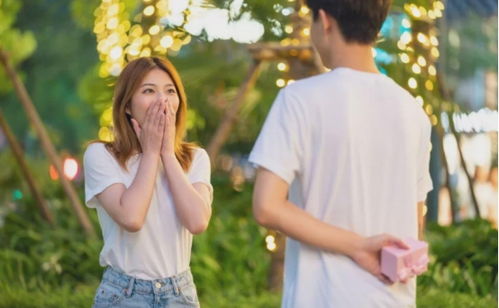 男生抓女生手腕亲密吗 男人拉你手腕是暧昧吗