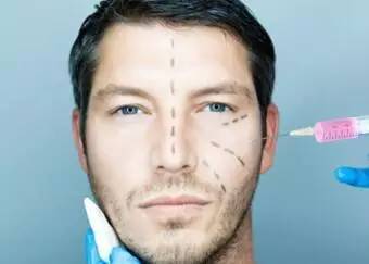 男生打量你全身什么心理 一个男人从头到脚打量你