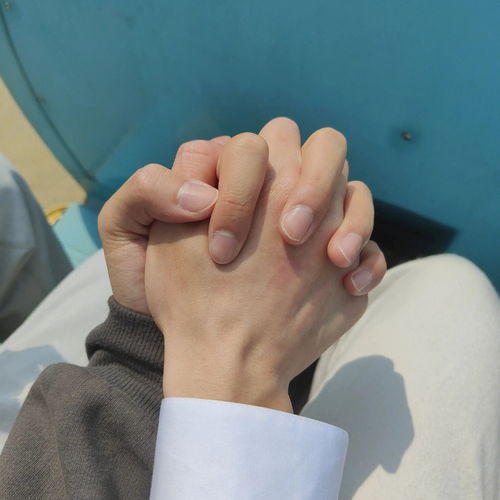 男生牵手会一直摩擦我的手 男生牵手时总来回蹭你的手