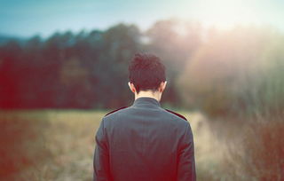 男生把你的手放在他的脸上 男生握着你的手蹭他的