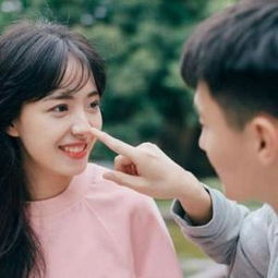 男生捏你后面脖子暗示什么 男生会随便轻轻掐女生脖子吗