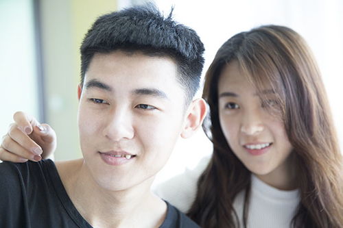 男生看你眼神不闪躲 男人暗恋的眼神对视不躲