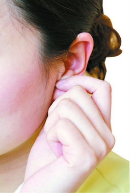 男生摸你耳垂暗示什么 男生摸异性耳朵的心理暗示