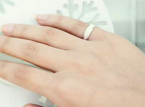 男生戴尾戒的含义 男生右手突然戴尾戒说明什么