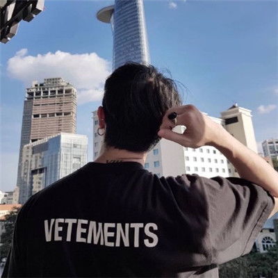男生等你走时看你背影 偷偷注视你背影的男人
