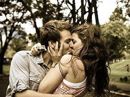 男生被挽胳膊的感觉 异性挽胳膊走路算暧昧