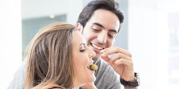 男生见不得你和别的男生聊天 看见别的男人接近喜欢的女人