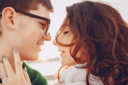 男生被惊艳到的表现 男生觉得女生好看的反应