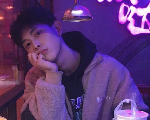 男生睡前最后聊天的人 男人为什么喜欢睡前微信