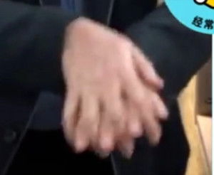 男生试探你十指相扣亲你手背 男生牵手喜欢拇指摩擦你的手