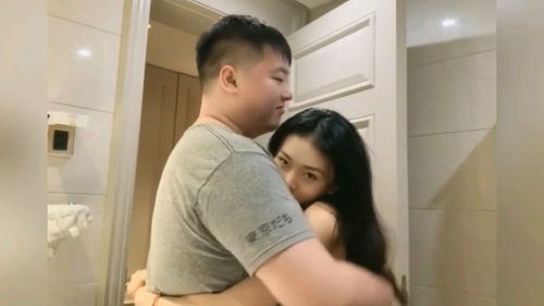 男生突然转头看后面的女生 为啥男生专门扭头看一下女生
