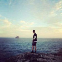 男生面朝大海背影头像高清 拥抱大海的背影图男